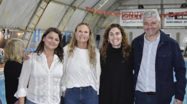 Mauro Velázquez y Jimena López obsequiaron un equipo de música en la reapertura del natatorio del club Ideal Progresista de La Dulce