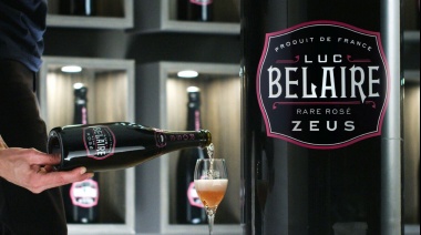 Así es Zeus, la botella de vino espumoso más grande del mundo. Pesa 73,5 kg y se necesitan tres personas para levantarla