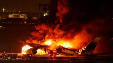 Un avión chocó contra una aeronave militar y se incendió en Tokio