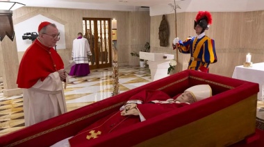 El Vaticano difunde las primeras imágenes del féretro del papa Francisco