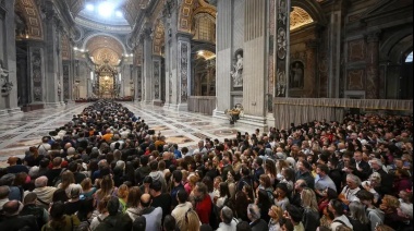 Por segundo día, miles de personas despiden al Papa Francisco
