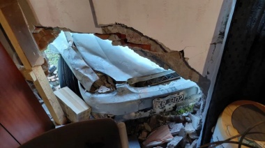 Un Auto Se Incrustó en el Comedor de Una Casa Tras Perder el Control Por los Pozos