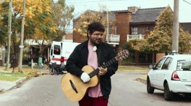 Santiago Motorizado presentó el primer adelanto de su álbum solista: "Google Maps"