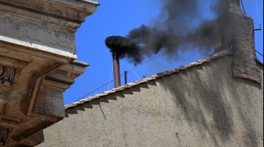 Sigue El Humo Negro Este Jueves - Los Cardenales Aún No Eligen Al Nuevo Papa