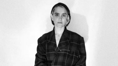 Manuela de las Casas presentó su nuevo tema "El cuerpo tiembla"