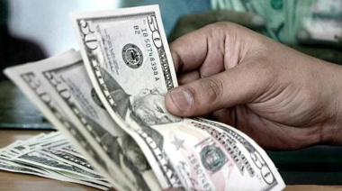 Con las elecciones a la vista, el dólar presiona la estrategia oficial para que no impacte en la inflación