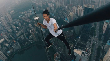 La Trágica Caída del "Hombre Araña Chino": Wu Yongning Filmó su Propia Muerte al Colgarse de un Rascacielos