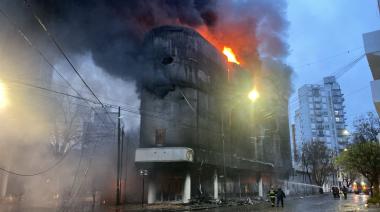 Impactante Incendio en La Plata: Un Depósito de Electrodomésticos Colapsó Entre Llamas y Explosiones