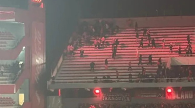 Terror en Avellaneda: Hincha de la U Cae al Vacío en Plena Batalla Campal
