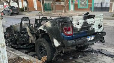 Video Impactante: Incendiaron una Camioneta Exclusiva de Marcos Rojo en el Centro de General Roca