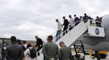 Llegó a Ezeiza el Vuelo con Diez Argentinos Deportados de Estados Unidos
