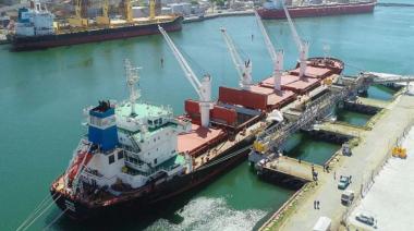 Puerto Quequén inicia la semana con intenso movimiento y envíos a Asia y África