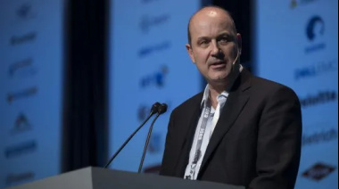 Sturzenegger recibió insultos en el aeropuerto de Santa Rosa