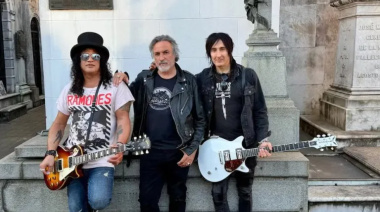 Guns N’ Roses en Buenos Aires: Slash y Richard Fortus se fotografían en el cementerio de Recoleta
