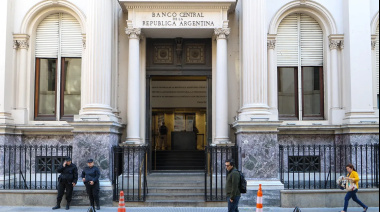 El BCRA vuelve a intervenir y vende divisas para contener el dólar