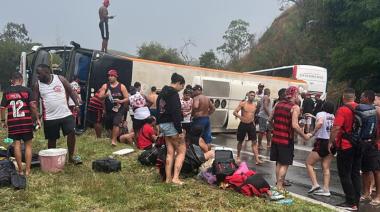 Micro con hinchas de Flamengo vuelca en Brasil rumbo a Buenos Aires