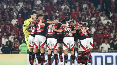 Racing cayó ante Flamengo con un gol en contra de Marcos Rojo