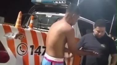 Chocó dos veces, incluyendo a la camioneta de tránsito, tras circular en contramano y sin casco