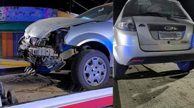 Fuerte choque entre una camioneta y un auto pequeño