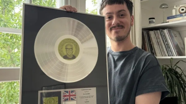 Pat Álvarez: del under argentino al cierre de Emily in Paris