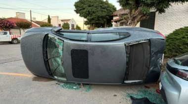 Choque y vuelco: una mujer fue trasladada al hospital