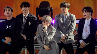 Acampes, linchamientos y un incidente diplomático: furor por los shows de BTS, la banda más grande del K-Pop