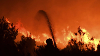 500 bomberos luchan contra el fuego en el Parque Los Alerces y Puerto Patriada
