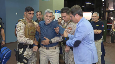 El ministro de Seguridad de Córdoba probó en vivo el nuevo guante eléctrico y su reacción se volvió viral