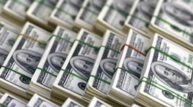 La fiebre por el dólar no se frena: ahorristas y empresas compraron más de USD 3.700 millones en enero