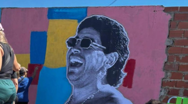 Un nuevo mural maradoniano late en el corazón de Quequén