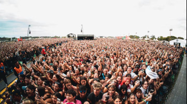 Sabrina Carpenter cerró el Lollapalooza Argentina 2026 con sus hits, glamour y el “arresto” a María Becerra