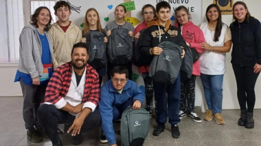 Puerto Ciudad Inclusivo entregó 40 mochilas equipadas a los alumnos de la Escuela Especial N° 503
