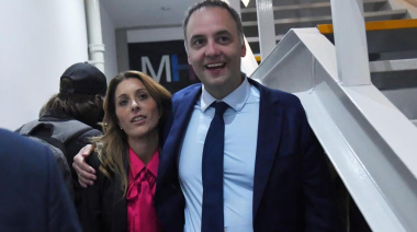 Una empresa ligada a la TV Pública pagó el vuelo privado de Adorni a Punta del Este