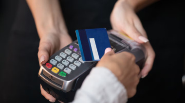 Familias endeudadas: la morosidad en préstamos personales y tarjetas superó el 10%