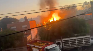 Feroz incendio, explosiones y una "lluvia" de garrafas en un depósito en Merlo