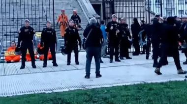 Activistas de Greenpeace se treparon al monumento para frenar la reforma de la Ley de Glaciares