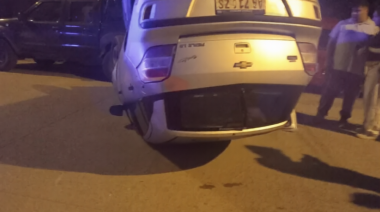 Chocó a un auto estacionado y terminó con el suyo dado vuelta