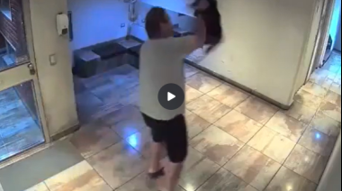 Detuvieron a un hombre que golpeó brutalmente a su perro en un edificio de Palermo