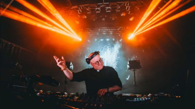 El cura DJ hizo vibrar la Plaza de Mayo a un año de la partida de Francisco