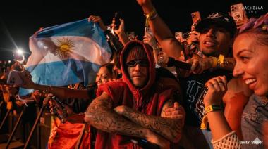 El regreso es inminente: Justin posando con la bandera de Argentina en el Coachella