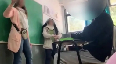 El video viral de una directora que pateó el pupitre de un alumno