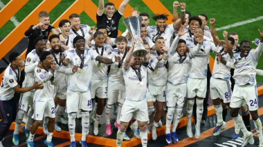 Con "Dibu" Martínez y un Buendía brillante, Aston Villa se coronó campeón de la Europa League en Estambul