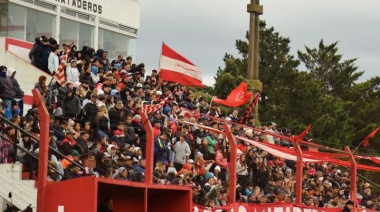 Mataderos goleó al líder y La Dulce tumbó el invicto de Independiente (L)