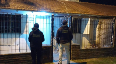 Desbaratan un "delivery" de drogas y secuestran armas en la calle 84