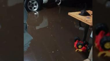 Una familia sufrió un metro de agua dentro de su casa y pide ayuda urgente para su hija de 8 años