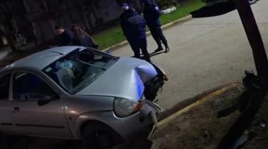Un Ford Ka chocó contra un semáforo durante la madrugada