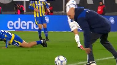 Sampaoli tocó la pelota antes de que saliera y el árbitro cobró falta en contra