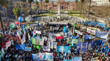 Multitudinaria marcha de endeudados ante el Ministerio de Economía