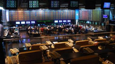 El riesgo país superó los 530 puntos y los bonos no logran acoplarse a los mercados emergentes