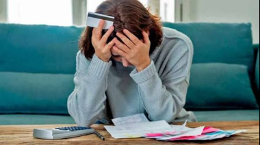 El 75% de los hogares debió recortar gastos y el 59% cree que el país empeoró con Milei